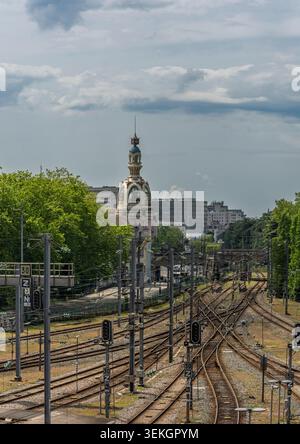 Nantes, France - 05 09 2026 : Gare de Nantes. Vue panoramique sur les principaux monuments de la ville et les lignes de chemin de fer en face, de l'intérieur de la stat Banque D'Images