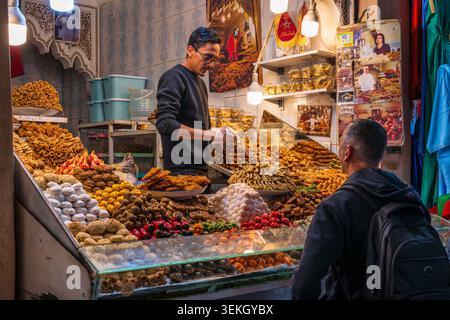 Pâtisseries marocaines en vente au Souk Semmarine dans la zone souks de la Médina à Marrakech, Maroc, Afrique du Nord Banque D'Images