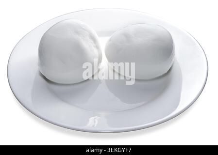 Mozzarella de buffle, également connu sous le nom de fior di latte, servi frais sur assiette blanche, isolé sur blanc avec chemin de coupe inclus Banque D'Images