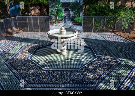 Fontaine dans un petit jardin au large de la Grande cour dans Bahia Palace dans la médina de Marrakech au Maroc, Afrique du Nord Banque D'Images