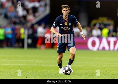 Fabian Ruiz du Paris Saint-Germain vu en action lors de l'UEFA Champions League 2025/2026 entre le Paris Saint-Germain et Arsenal à Puskas Arena. Score final ; Paris Saint-Germain 1 : 1 Arsenal. (Pénalité 4 :3) Banque D'Images