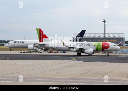 FRANCFORT-SUR-LE-MAIN, DEUTSCHLAND – 02. Juni 2026 : Die deutsche Männer-Nationalmannschaft beim offiziellen Abflug nach Nordamerika am Flughafen Frankfurt vor Beginn der FIFA Fußball-Weltmeisterschaft 2026. Der Deutsche Fußball-Bund (DFB) und Lufthansa verabschieden das Team auf dem Weg zum größten Fußballturnier der Welt. v.l., Symbolfoto, Symbolbild : TAP AIR Portugal rollt zum Vorfeld, im Hintergrund ein Airbus von der Lufthansa (photo de Joaquim Ferreira/Sipa USA) Banque D'Images