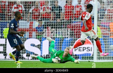 l. à R. Willian Pacho, gardien de but Matvey Safonov (PSG), Bukayo Saka (Arsenal) Budapest, 30 mai 2026, football, Ligue des Champions, finale, Paris Saint-Germain - FC Arsenal Londres Banque D'Images