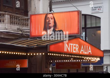 Londres, Royaume-Uni. 2 juin 2026. Vue générale du théâtre Wyndham sur Charing Cross Road, où Inter Alia joue actuellement. L'actrice Rosamund Pike a récemment appelé un membre du public pour avoir envoyé des SMS pendant sa performance dans la pièce. Crédit : Vuk Valcic/Alamy Live News Banque D'Images
