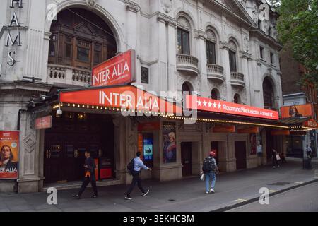 Londres, Royaume-Uni. 2 juin 2026. Vue générale du théâtre Wyndham sur Charing Cross Road, où Inter Alia joue actuellement. L'actrice Rosamund Pike a récemment appelé un membre du public pour avoir envoyé des SMS pendant sa performance dans la pièce. Crédit : Vuk Valcic/Alamy Live News Banque D'Images
