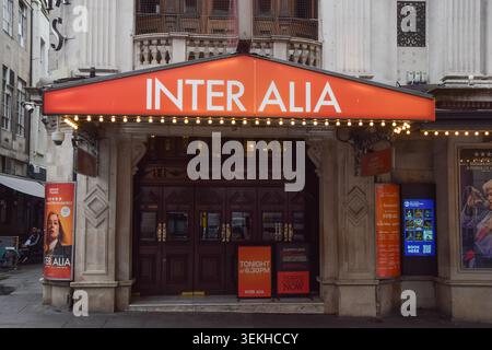 Londres, Royaume-Uni. 2 juin 2026. Vue générale du théâtre Wyndham sur Charing Cross Road, où Inter Alia joue actuellement. L'actrice Rosamund Pike a récemment appelé un membre du public pour avoir envoyé des SMS pendant sa performance dans la pièce. Crédit : Vuk Valcic/Alamy Live News Banque D'Images