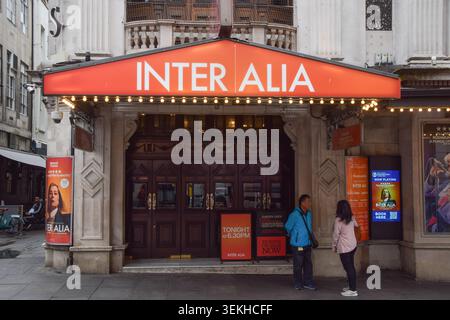 Londres, Royaume-Uni. 2 juin 2026. Vue générale du théâtre Wyndham sur Charing Cross Road, où Inter Alia joue actuellement. L'actrice Rosamund Pike a récemment appelé un membre du public pour avoir envoyé des SMS pendant sa performance dans la pièce. Crédit : Vuk Valcic/Alamy Live News Banque D'Images