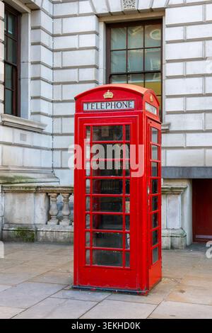K6, le plus commun rouge boîte téléphonique publique / kiosque téléphonique / 1935 modèle de cabine téléphonique sur la chaussée dans la ville de Londres, Angleterre, Royaume-Uni Banque D'Images