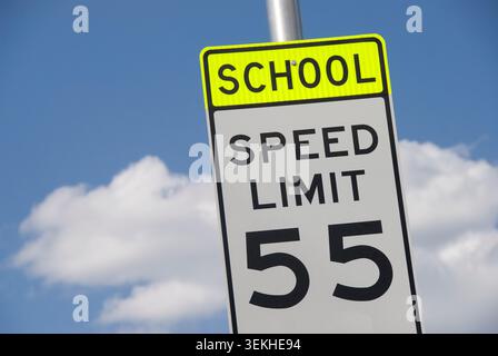 Panneau de limite de vitesse incorrecte - les panneaux dans les zones scolaires indiquent généralement 25 et non 55 mph - Austin, Texas Banque D'Images