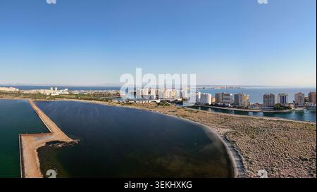 Vue aérienne par drone du littoral de la Manga del Mar Menor, mer Méditerranée, marinas, plages et paysages côtiers de Murcie, Espagne. Banque D'Images