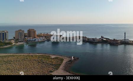 Vue aérienne par drone du littoral de la Manga del Mar Menor, mer Méditerranée, marinas, plages et paysages côtiers de Murcie, Espagne. Banque D'Images