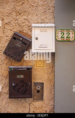 Arrangement aléatoire des boîtes aux lettres à L'isle sur la Sorgue en Provence France Banque D'Images