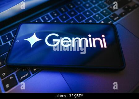 Pologne. 2 juin 2026. Dans cette illustration photo, un logo Gemini est vu affiché sur un smartphone sur le dessus d'un ordinateur portable. (Crédit image : © Omar marques/SOPA images via ZUMA Press Wire) USAGE ÉDITORIAL SEULEMENT ! Non destiné à UN USAGE commercial ! Banque D'Images