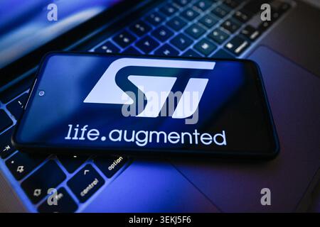 Pologne. 2 juin 2026. Dans cette illustration photo, un logo ST est affiché sur un smartphone sur le dessus d'un ordinateur portable. (Crédit image : © Omar marques/SOPA images via ZUMA Press Wire) USAGE ÉDITORIAL SEULEMENT ! Non destiné à UN USAGE commercial ! Banque D'Images