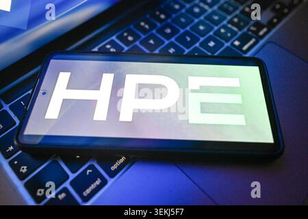 Pologne. 2 juin 2026. Dans cette illustration photo, un logo HPE est affiché sur un smartphone sur le dessus d'un ordinateur portable. (Crédit image : © Omar marques/SOPA images via ZUMA Press Wire) USAGE ÉDITORIAL SEULEMENT ! Non destiné à UN USAGE commercial ! Banque D'Images