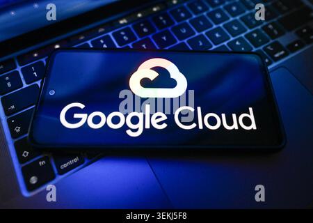 Pologne. 2 juin 2026. Dans cette illustration photo, un Google Cloud est vu affiché sur un smartphone sur le dessus d'un ordinateur portable. (Crédit image : © Omar marques/SOPA images via ZUMA Press Wire) USAGE ÉDITORIAL SEULEMENT ! Non destiné à UN USAGE commercial ! Banque D'Images