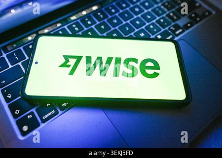 Pologne. 2 juin 2026. Dans cette illustration photo, un logo Wise est vu affiché sur un smartphone sur le dessus d'un ordinateur portable. (Crédit image : © Omar marques/SOPA images via ZUMA Press Wire) USAGE ÉDITORIAL SEULEMENT ! Non destiné à UN USAGE commercial ! Banque D'Images