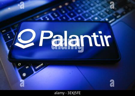 Pologne. 2 juin 2026. Dans cette illustration photo, un logo Palantir est affiché sur un smartphone sur le dessus d'un ordinateur portable. (Crédit image : © Omar marques/SOPA images via ZUMA Press Wire) USAGE ÉDITORIAL SEULEMENT ! Non destiné à UN USAGE commercial ! Banque D'Images