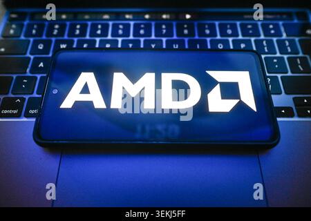 Pologne. 2 juin 2026. Dans cette illustration photo, un logo AMD est affiché sur un smartphone sur le dessus d'un ordinateur portable. (Crédit image : © Omar marques/SOPA images via ZUMA Press Wire) USAGE ÉDITORIAL SEULEMENT ! Non destiné à UN USAGE commercial ! Banque D'Images