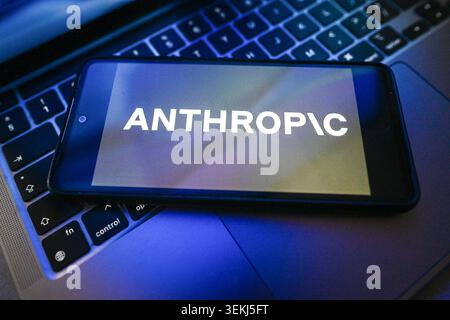 Pologne. 2 juin 2026. Dans cette illustration photo, un logo anthropique est vu affiché sur un smartphone sur le dessus d'un ordinateur portable. (Crédit image : © Omar marques/SOPA images via ZUMA Press Wire) USAGE ÉDITORIAL SEULEMENT ! Non destiné à UN USAGE commercial ! Banque D'Images