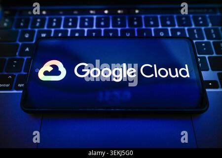 Pologne. 2 juin 2026. Dans cette illustration photo, un logo Google Cloud est affiché sur un smartphone sur le dessus d'un ordinateur portable. (Crédit image : © Omar marques/SOPA images via ZUMA Press Wire) USAGE ÉDITORIAL SEULEMENT ! Non destiné à UN USAGE commercial ! Banque D'Images
