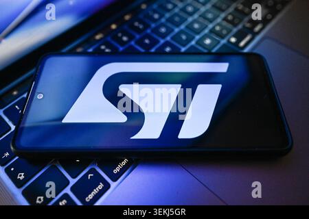 Pologne. 2 juin 2026. Dans cette illustration photo, un logo ST est affiché sur un smartphone sur le dessus d'un ordinateur portable. (Crédit image : © Omar marques/SOPA images via ZUMA Press Wire) USAGE ÉDITORIAL SEULEMENT ! Non destiné à UN USAGE commercial ! Banque D'Images