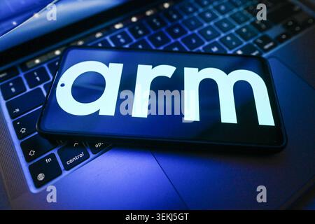 Pologne. 2 juin 2026. Dans cette illustration photo, un logo ARM est affiché sur un smartphone sur le dessus d'un ordinateur portable. (Crédit image : © Omar marques/SOPA images via ZUMA Press Wire) USAGE ÉDITORIAL SEULEMENT ! Non destiné à UN USAGE commercial ! Banque D'Images
