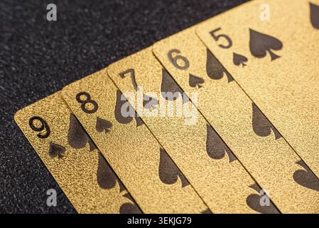 Jouer aux cartes et aux jetons sur une table, un jeu de poker. Cartes et jetons sur une table de jeu comme arrière-plan pour votre conception Banque D'Images
