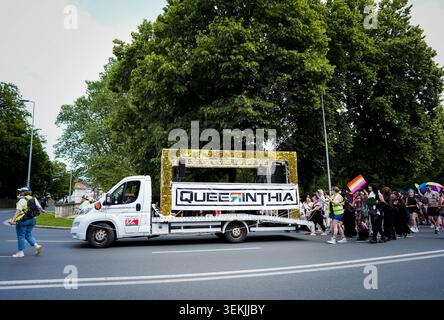 Klagenfurt, Autriche - 30 mai 2026 : flotteur vibrant Pride Parade mettant en vedette QUEERINTHIA, avec des participants en tenue colorée marchant le long d'une ville Banque D'Images