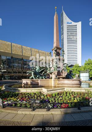 Leipziger Augustusplatz avec Gewandhaus, City-Hochhaus et Mendebrunnen, Leipzig, Saxe, Allemagne Banque D'Images