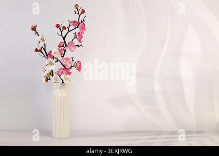 Élégante bannière colorée ensoleillée avec des branches de sakura roses en fleurs dans un vase, arrangement abstrait de fleurs de printemps et modèle pour votre travail créatif, disp Banque D'Images