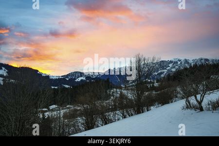 Le ciel est baigné de tons lumineux d'orange, rose et bleu Banque D'Images