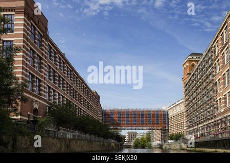 Die renovierten Gebaeude der ehemaligen Buntgarnfabrik an der Weissen Elster in Leipzig sind ein markantes Beispiel fuer die Industriearchitektur des Banque D'Images