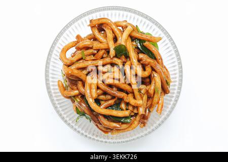 Nouilles udon maison avec légumes servies dans l'assiette. Fond de cuisine asiatique pour les menus de restaurant dîners familiaux et cuisine authentique. Banque D'Images