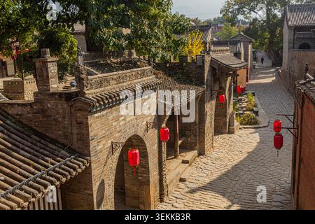 Ruelle pavée étroite dans le village de Zhangbicun, province de Shanxi, Chine Banque D'Images