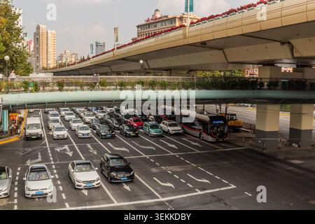 SHANGHAI, CHINE - 24 OCTOBRE 2019 : route élevée de Yan'an à Shanghai, Chine Banque D'Images