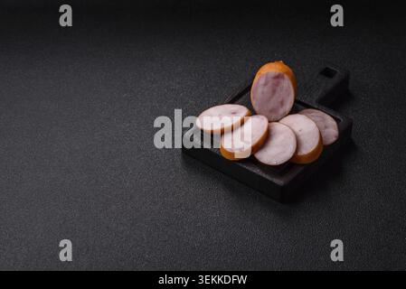 Jambon, tranches de saucisse cuites pour les sandwichs du petit déjeuner. Saucisse bouillie tranchée sur fond blanc Banque D'Images