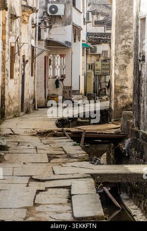 Ruelle étroite dans le village de Xidi, province d'Anhui, Chine Banque D'Images