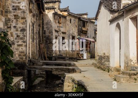 XIDI, CHINE - 29 OCTOBRE 2019 : ruelle étroite dans le village de Xidi, province d'Anhui, Chine Banque D'Images