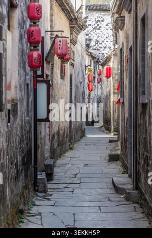 XIDI, CHINE - 29 OCTOBRE 2019 : ruelle étroite dans le village de Xidi, province d'Anhui, Chine Banque D'Images