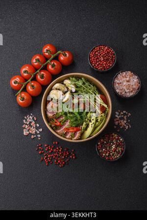 Tataki de thon poêlé dans un bol avec des graines de sésame, du riz et des légumes. Tataki de thon comme arrière-plan pour votre conception Banque D'Images