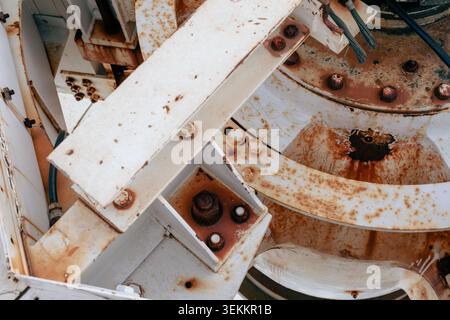 détaillé gros plan vire d'une structure en métal peint en blanc avec de la rouille Banque D'Images