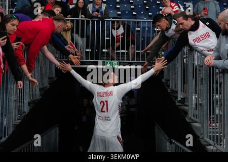 Varsovie, Voïvodie de Masovie, Pologne. 2 juin 2026. Le Polonais ADAM WACZYNSKI (21 ans) bat les fans en quittant l'arène après un match masculin de la Coupe du monde de basket-ball FIBA 3x3 dans la poule B entre la Pologne et la Lettonie à Varsovie, en Pologne. (Crédit image : © Roman Koziel/ZUMA Press Wire) USAGE ÉDITORIAL SEULEMENT ! Non destiné à UN USAGE commercial ! Banque D'Images
