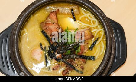 Nouilles ramen avec oeuf et garniture variée, vue de dessus Banque D'Images
