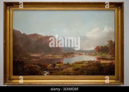 Photographie d'une peinture de paysage encadrée représentant des montagnes, un lac et une crique de rivière, exposée au Musée national Thyssen-Bornemisza à Madri Banque D'Images
