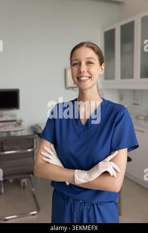 Portrait d'une infirmière souriante en gommage bleu Banque D'Images