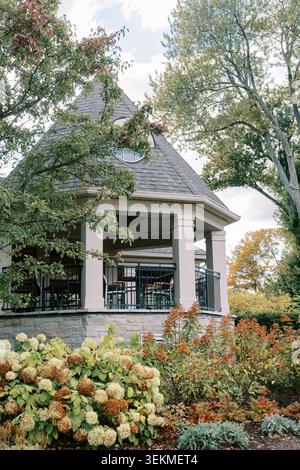 Jardin scène de sérénité. Espace extérieur pittoresque avec fleurs florales et charmant coin salon Banque D'Images
