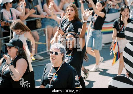 Toronto, Canada - 29 juin 2025 : amis chantant et acclamant la fierté Banque D'Images