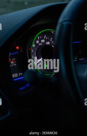 Indicateur de vitesse du véhicule et groupe d'instruments derrière le volant Banque D'Images