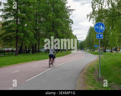 Combiné piéton et cycliste Baana dans le district de Heinäpää, Oulu Finlande Banque D'Images